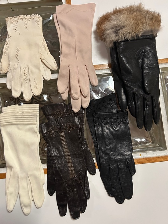 Accessories - Assorted Women's Gloves - Neutral & Black Leather Pairings  small some vintage